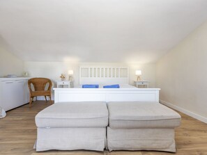 3 bedrooms, desk, internet