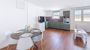 Fridge, microwave, oven, cookware/dishes/utensils - Apartment Tartas by Interhome (Arcachon)