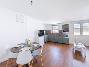 Fridge, microwave, oven, cookware/dishes/utensils - Apartment Tartas by Interhome (Arcachon)
