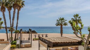 Ein Strandhotel mit Palmen, Außenbereich und Meerblick.