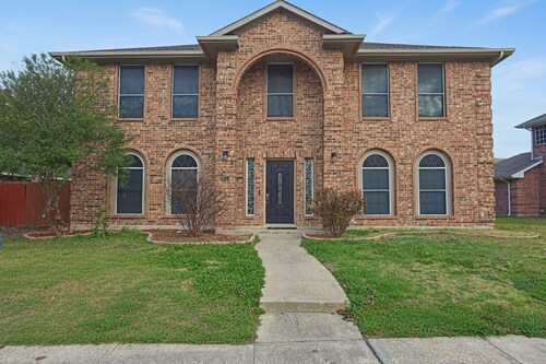 Spacious 4BR Retreat Near Lake Ray Hubbard Sleeps 8
