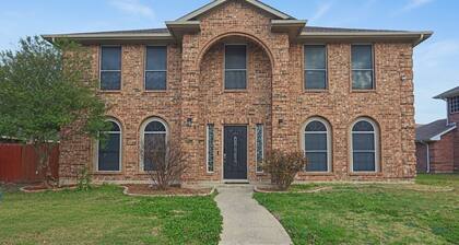 Spacious 4BR Retreat Near Lake Ray Hubbard Sleeps 8