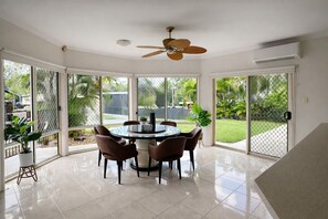 Dining - Luxury holiday home with resort pool and home theater (Munruben)