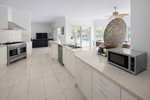 Private kitchen - Luxury holiday home with resort pool and home theater (Munruben)