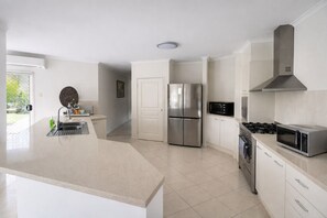 Private kitchen - Luxury holiday home with resort pool and home theater (Munruben)