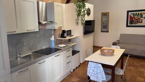 Kaffetrakter/tekoker, kjøleskap, mikrobølgeovn og kokeplater