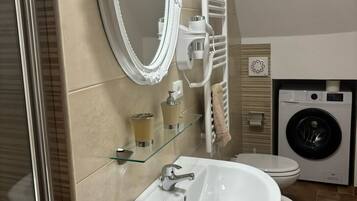 Dusche, Haartrockner, Bidet, Handtücher