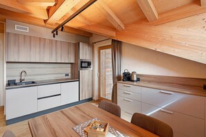Réfrigérateur, micro-ondes, plaque de cuisson, lave-vaisselle