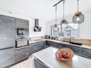 Fridge, oven, dishwasher, cookware/dishes/utensils - Maison Du Crouzic by Interhome (Etel)
