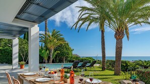 تناول الطعام بالخارج