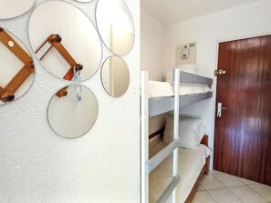 1 sovrum, skrivbord och internet