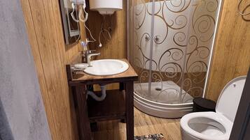 Chambre Confort Double ou avec lits jumeaux, véranda, vue montagne | Salle de bain