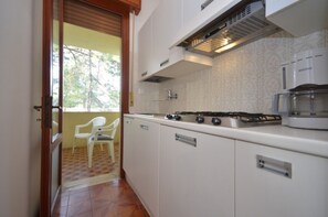 Fridge, microwave, stovetop, coffee/tea maker - Apartment with large pool area (Bibione)
