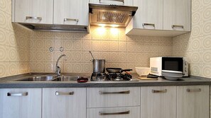 Kylskåp, mikrovågsugn, spishäll och kaffe- och tebryggare