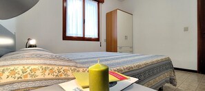 Room - Lignano apartment steps from the beach (Lignano Sabbiadoro)