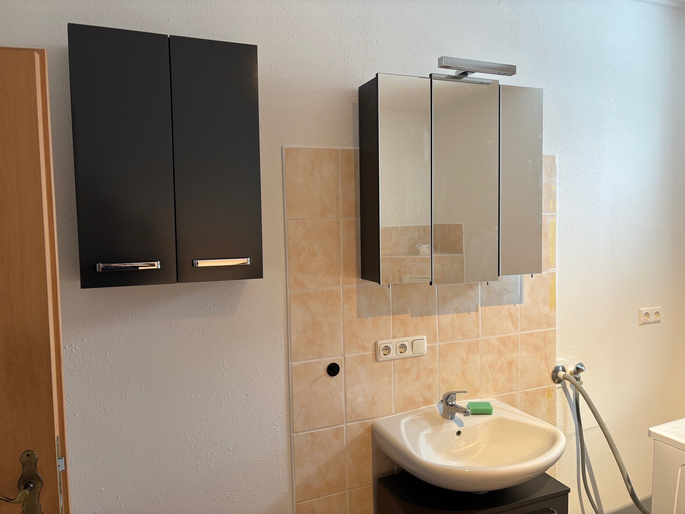 Haartrockner, Handtücher, Seife, Toilettenpapier
