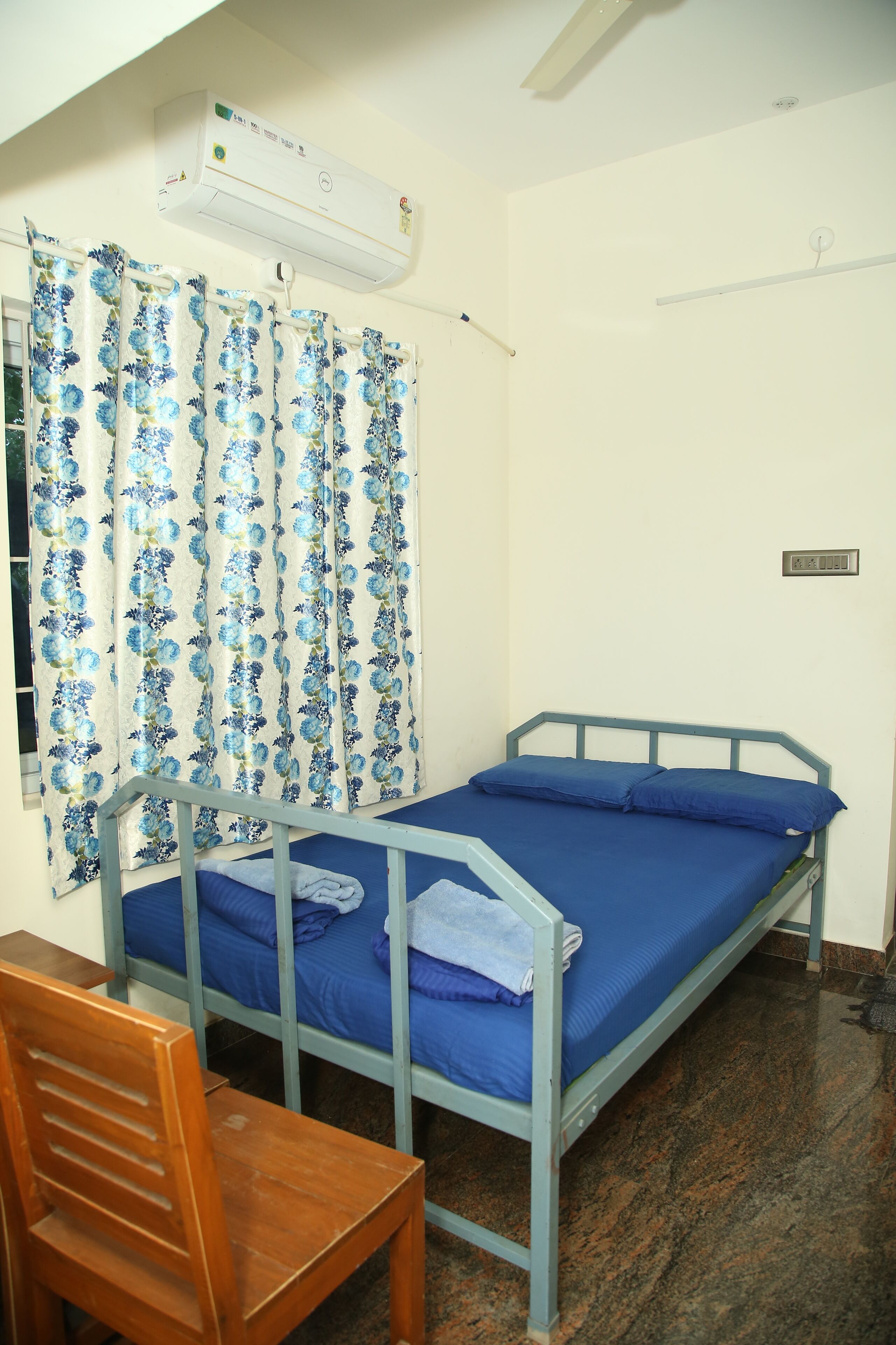 Klassieke eenpersoonskamer, balkon, uitzicht op tuin