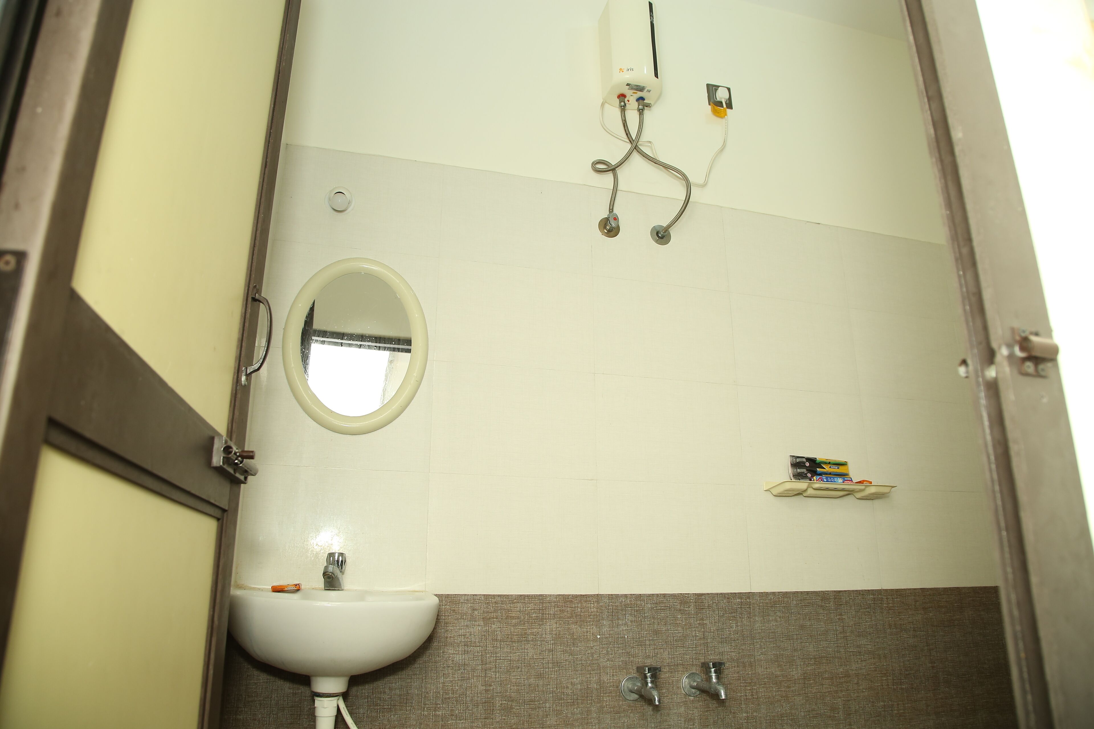 Classic Triple Room, Balcony, Garden View | Bathroom