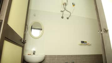 Classic Triple Room, Balcony, Garden View | Bathroom