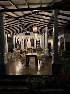 تناول الطعام بالخارج