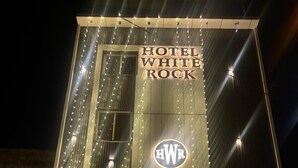 Das Hotel White Rock mit beleuchteter Beschilderung und Lichterketten.