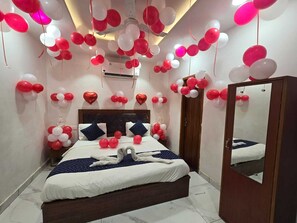 Deluxe Double Room - Hotel White Rock (Zirakpur)