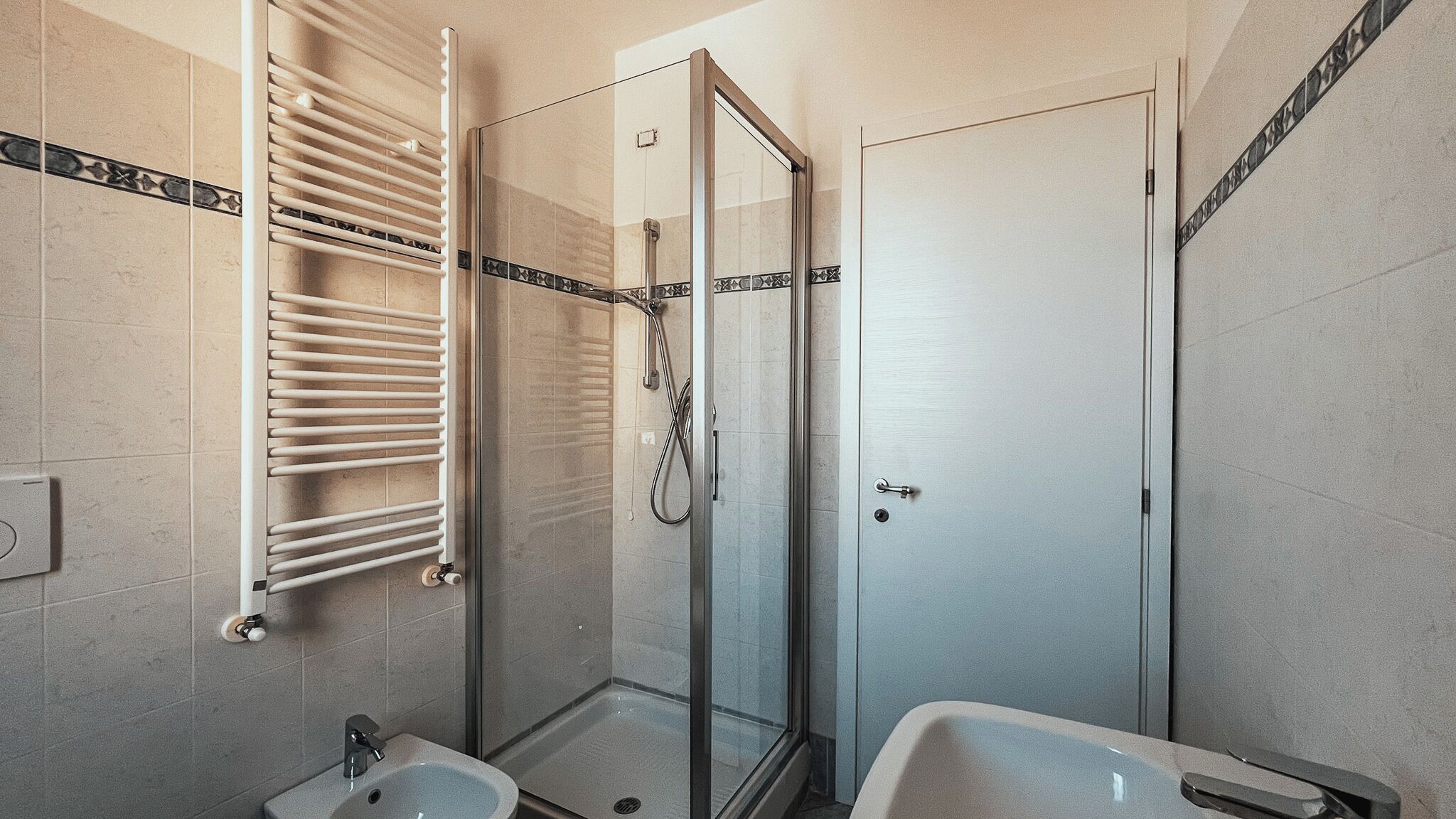 Douche, sèche-cheveux, bidet, serviettes fournies