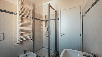 Douche, sĂšche-cheveux, bidet, serviettes fournies