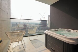 Indoor spa tub - Studio in Trillionaire - Private Jacuzzi (Dubai)