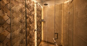 Shower, free toiletries, hair dryer, slippers - Mount Hayat Hotel  (Naran)