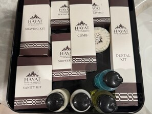 Shower, free toiletries, hair dryer, slippers - Mount Hayat Hotel  (Naran)