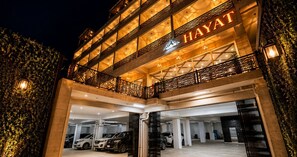 Free self parking, free valet parking - Mount Hayat Hotel  (Naran)
