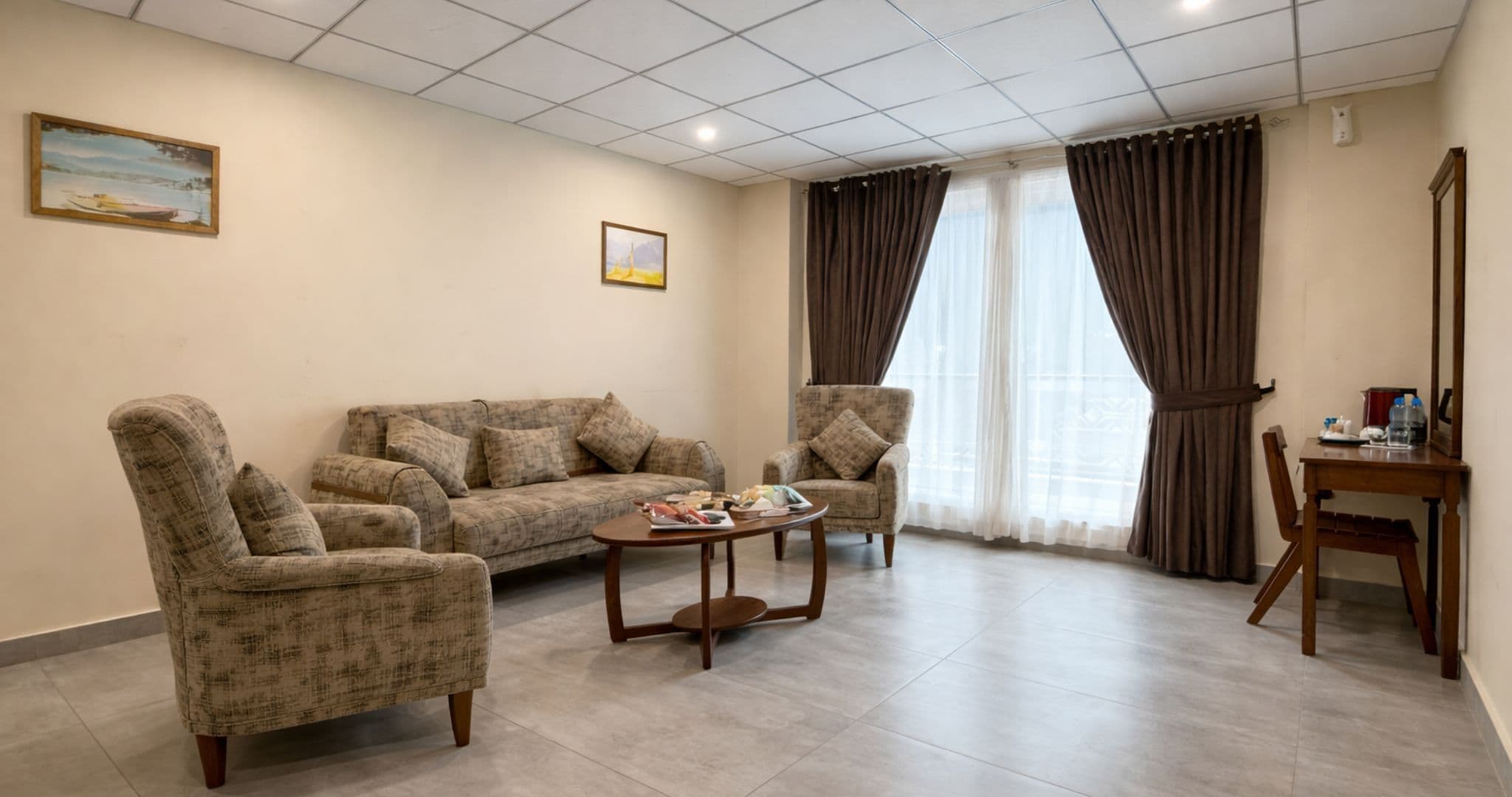 Suite ejecutiva | Ropa de cama de alta calidad, caja fuerte, escritorio