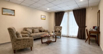 Executive Suite | Premium bedding, in-room safe, desk, laptop workspace