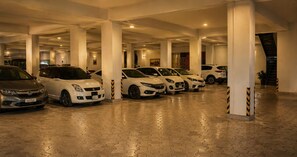 Free self parking, free valet parking - Mount Hayat Hotel  (Naran)