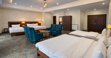 Habitación Premium | Ropa de cama de alta calidad, caja fuerte, escritorio