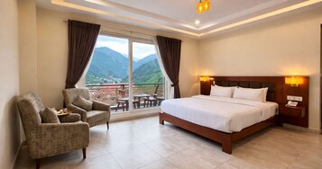 Premium Suite | Premium bedding, in-room safe, desk, laptop workspace