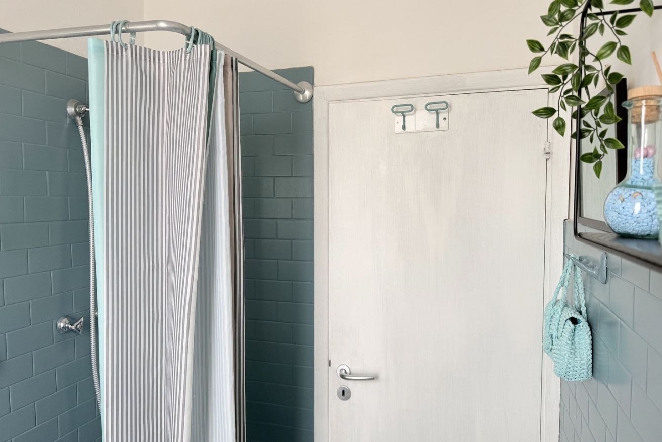 Een douche, een bidet, handdoeken