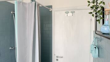Een douche, een bidet, handdoeken