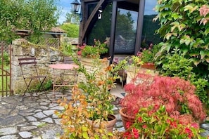 Terrace/patio - Maison Chaumont: Quiet Retreat with Chateau Views (Vézac)