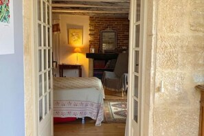 1 bedroom, iron/ironing board, WiFi, bed sheets - Maison Chaumont: Quiet Retreat with Chateau Views (Vézac)
