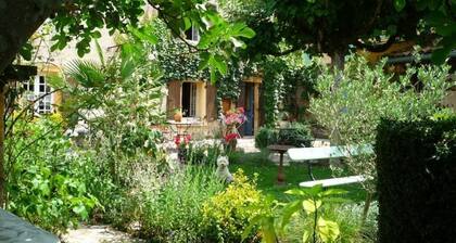 Maison Chaumont: Quiet Retreat with Chateau Views