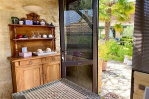 Terrace/patio - Maison Chaumont: Quiet Retreat with Chateau Views (Vézac)