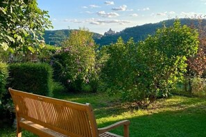 Property grounds - Maison Chaumont: Quiet Retreat with Chateau Views (Vézac)