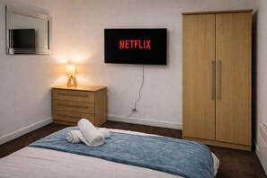 1 bedroom, iron/ironing board, free WiFi, bed sheets - Modern 1 Bedroom Apartment – Self Check-In, Parking, 5 Min Walk to Old Trafford (Stretford)