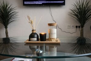 Television - Modern 1 Bedroom Apartment – Self Check-In, Parking, 5 Min Walk to Old Trafford (Stretford)