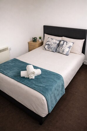 1 bedroom, iron/ironing board, free WiFi, bed sheets - Modern 1 Bedroom Apartment – Self Check-In, Parking, 5 Min Walk to Old Trafford (Stretford)