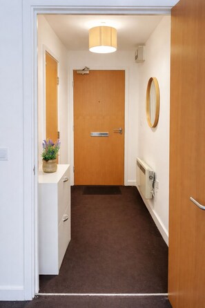 Interior - Modern 1 Bedroom Apartment – Self Check-In, Parking, 5 Min Walk to Old Trafford (Stretford)