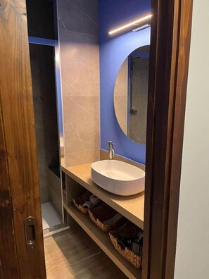 Douche, sèche-cheveux, bidet, savon