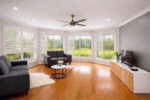 Living area - Fully AC 3-bedroom apartment with swimming pool and 3 parking spaces (Mansfield)